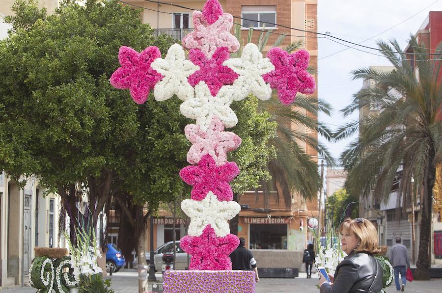  Un total de 49 cruces de mayo elaboradas con flores han sido instaladas en las calles de la ciudad de Valencia, al igual que en otras localidades de la diócesis, en una celebración que tiene su origen en la Edad Media.