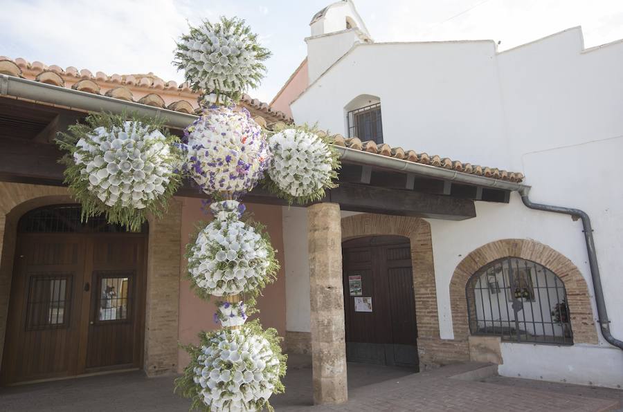  Un total de 49 cruces de mayo elaboradas con flores han sido instaladas en las calles de la ciudad de Valencia, al igual que en otras localidades de la diócesis, en una celebración que tiene su origen en la Edad Media.