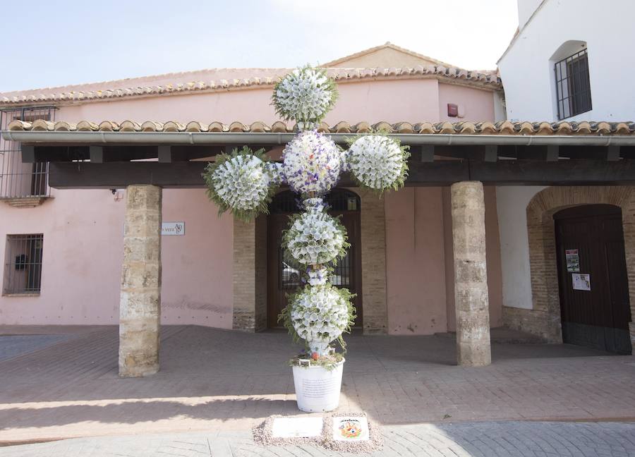  Un total de 49 cruces de mayo elaboradas con flores han sido instaladas en las calles de la ciudad de Valencia, al igual que en otras localidades de la diócesis, en una celebración que tiene su origen en la Edad Media.