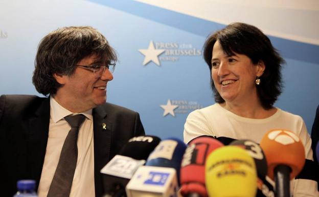 El expresidente de la Generalitat Carles Puigdemont (i) durante la rueda de prensa ofrecida este jueves junto a la presidenta de la ANC, Elisenda Paluzie (d).