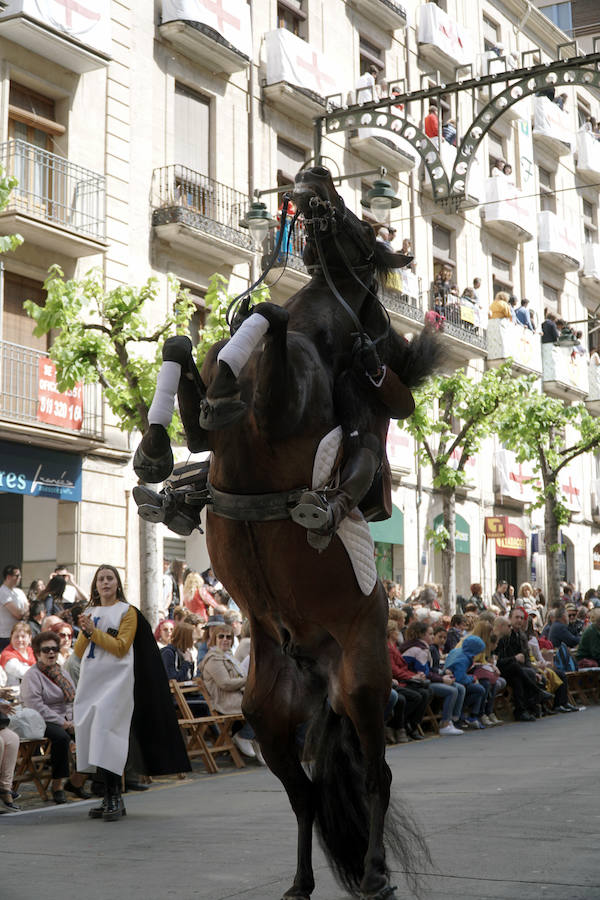 Las Fiestas de Moros y Cristianos en honor a San Jorge están declaradas de Interés Turístico Internacional desde 1980, y consideradas como la cuna de cuantas se celebran a lo largo y ancho de la Comunidad Valenciana. Conmemoran los hechos históricos que tuvieron lugar en 1276, relacionados con las sublevaciones de los musulmanes que habitaban la zona y que dieron origen al patronazgo de San Jorge, al que la tradición atribuye su intervención en defensa de los nuevos pobladores, con ocasión del ataque que sufrieron y en cuya batalla murió el caudillo Al-Azraq.