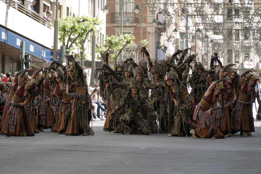 Las Fiestas de Moros y Cristianos en honor a San Jorge están declaradas de Interés Turístico Internacional desde 1980, y consideradas como la cuna de cuantas se celebran a lo largo y ancho de la Comunidad Valenciana. Conmemoran los hechos históricos que tuvieron lugar en 1276, relacionados con las sublevaciones de los musulmanes que habitaban la zona y que dieron origen al patronazgo de San Jorge, al que la tradición atribuye su intervención en defensa de los nuevos pobladores, con ocasión del ataque que sufrieron y en cuya batalla murió el caudillo Al-Azraq.