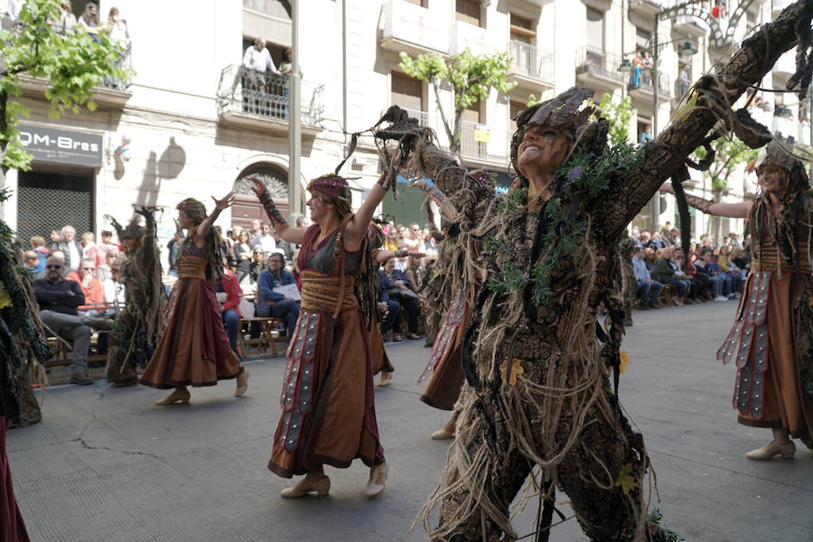 Las Fiestas de Moros y Cristianos en honor a San Jorge están declaradas de Interés Turístico Internacional desde 1980, y consideradas como la cuna de cuantas se celebran a lo largo y ancho de la Comunidad Valenciana. Conmemoran los hechos históricos que tuvieron lugar en 1276, relacionados con las sublevaciones de los musulmanes que habitaban la zona y que dieron origen al patronazgo de San Jorge, al que la tradición atribuye su intervención en defensa de los nuevos pobladores, con ocasión del ataque que sufrieron y en cuya batalla murió el caudillo Al-Azraq.