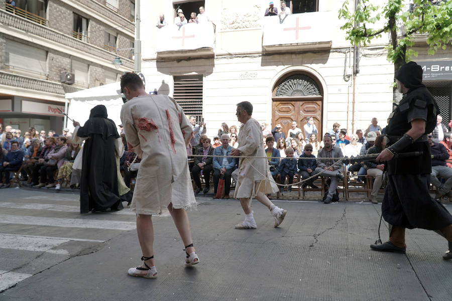 Las Fiestas de Moros y Cristianos en honor a San Jorge están declaradas de Interés Turístico Internacional desde 1980, y consideradas como la cuna de cuantas se celebran a lo largo y ancho de la Comunidad Valenciana. Conmemoran los hechos históricos que tuvieron lugar en 1276, relacionados con las sublevaciones de los musulmanes que habitaban la zona y que dieron origen al patronazgo de San Jorge, al que la tradición atribuye su intervención en defensa de los nuevos pobladores, con ocasión del ataque que sufrieron y en cuya batalla murió el caudillo Al-Azraq.