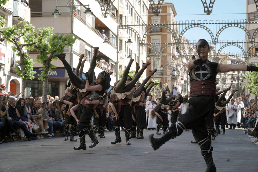 Las Fiestas de Moros y Cristianos en honor a San Jorge están declaradas de Interés Turístico Internacional desde 1980, y consideradas como la cuna de cuantas se celebran a lo largo y ancho de la Comunidad Valenciana. Conmemoran los hechos históricos que tuvieron lugar en 1276, relacionados con las sublevaciones de los musulmanes que habitaban la zona y que dieron origen al patronazgo de San Jorge, al que la tradición atribuye su intervención en defensa de los nuevos pobladores, con ocasión del ataque que sufrieron y en cuya batalla murió el caudillo Al-Azraq.