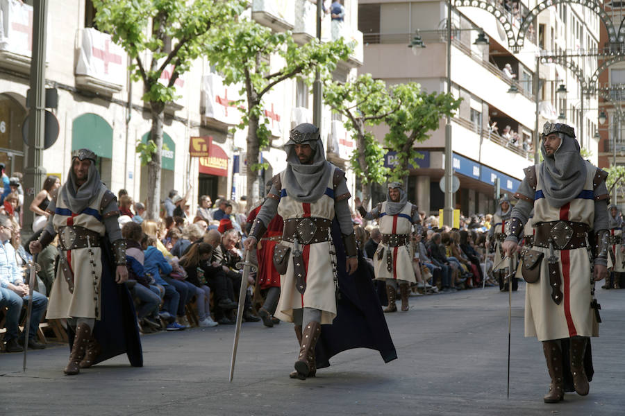 Las Fiestas de Moros y Cristianos en honor a San Jorge están declaradas de Interés Turístico Internacional desde 1980, y consideradas como la cuna de cuantas se celebran a lo largo y ancho de la Comunidad Valenciana. Conmemoran los hechos históricos que tuvieron lugar en 1276, relacionados con las sublevaciones de los musulmanes que habitaban la zona y que dieron origen al patronazgo de San Jorge, al que la tradición atribuye su intervención en defensa de los nuevos pobladores, con ocasión del ataque que sufrieron y en cuya batalla murió el caudillo Al-Azraq.