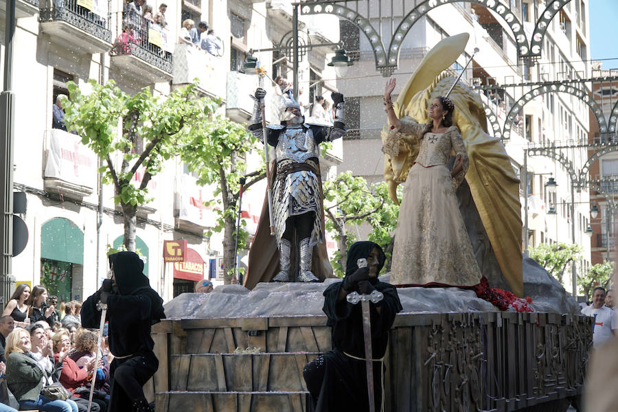 Las Fiestas de Moros y Cristianos en honor a San Jorge están declaradas de Interés Turístico Internacional desde 1980, y consideradas como la cuna de cuantas se celebran a lo largo y ancho de la Comunidad Valenciana. Conmemoran los hechos históricos que tuvieron lugar en 1276, relacionados con las sublevaciones de los musulmanes que habitaban la zona y que dieron origen al patronazgo de San Jorge, al que la tradición atribuye su intervención en defensa de los nuevos pobladores, con ocasión del ataque que sufrieron y en cuya batalla murió el caudillo Al-Azraq.