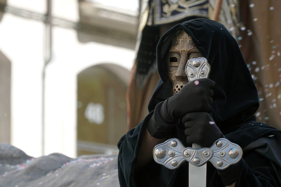 Las Fiestas de Moros y Cristianos en honor a San Jorge están declaradas de Interés Turístico Internacional desde 1980, y consideradas como la cuna de cuantas se celebran a lo largo y ancho de la Comunidad Valenciana. Conmemoran los hechos históricos que tuvieron lugar en 1276, relacionados con las sublevaciones de los musulmanes que habitaban la zona y que dieron origen al patronazgo de San Jorge, al que la tradición atribuye su intervención en defensa de los nuevos pobladores, con ocasión del ataque que sufrieron y en cuya batalla murió el caudillo Al-Azraq.