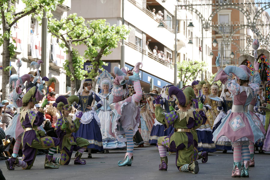 Las Fiestas de Moros y Cristianos en honor a San Jorge están declaradas de Interés Turístico Internacional desde 1980, y consideradas como la cuna de cuantas se celebran a lo largo y ancho de la Comunidad Valenciana. Conmemoran los hechos históricos que tuvieron lugar en 1276, relacionados con las sublevaciones de los musulmanes que habitaban la zona y que dieron origen al patronazgo de San Jorge, al que la tradición atribuye su intervención en defensa de los nuevos pobladores, con ocasión del ataque que sufrieron y en cuya batalla murió el caudillo Al-Azraq.