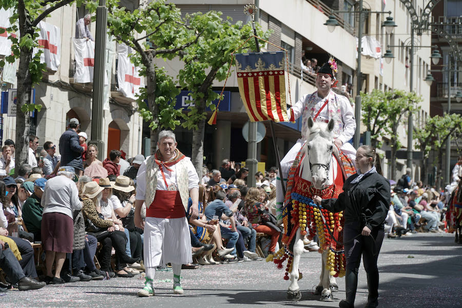 Las Fiestas de Moros y Cristianos en honor a San Jorge están declaradas de Interés Turístico Internacional desde 1980, y consideradas como la cuna de cuantas se celebran a lo largo y ancho de la Comunidad Valenciana. Conmemoran los hechos históricos que tuvieron lugar en 1276, relacionados con las sublevaciones de los musulmanes que habitaban la zona y que dieron origen al patronazgo de San Jorge, al que la tradición atribuye su intervención en defensa de los nuevos pobladores, con ocasión del ataque que sufrieron y en cuya batalla murió el caudillo Al-Azraq.