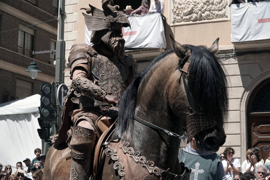 Las Fiestas de Moros y Cristianos en honor a San Jorge están declaradas de Interés Turístico Internacional desde 1980, y consideradas como la cuna de cuantas se celebran a lo largo y ancho de la Comunidad Valenciana. Conmemoran los hechos históricos que tuvieron lugar en 1276, relacionados con las sublevaciones de los musulmanes que habitaban la zona y que dieron origen al patronazgo de San Jorge, al que la tradición atribuye su intervención en defensa de los nuevos pobladores, con ocasión del ataque que sufrieron y en cuya batalla murió el caudillo Al-Azraq.