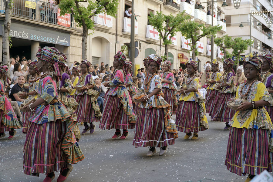 Las Fiestas de Moros y Cristianos en honor a San Jorge están declaradas de Interés Turístico Internacional desde 1980, y consideradas como la cuna de cuantas se celebran a lo largo y ancho de la Comunidad Valenciana. Conmemoran los hechos históricos que tuvieron lugar en 1276, relacionados con las sublevaciones de los musulmanes que habitaban la zona y que dieron origen al patronazgo de San Jorge, al que la tradición atribuye su intervención en defensa de los nuevos pobladores, con ocasión del ataque que sufrieron y en cuya batalla murió el caudillo Al-Azraq.