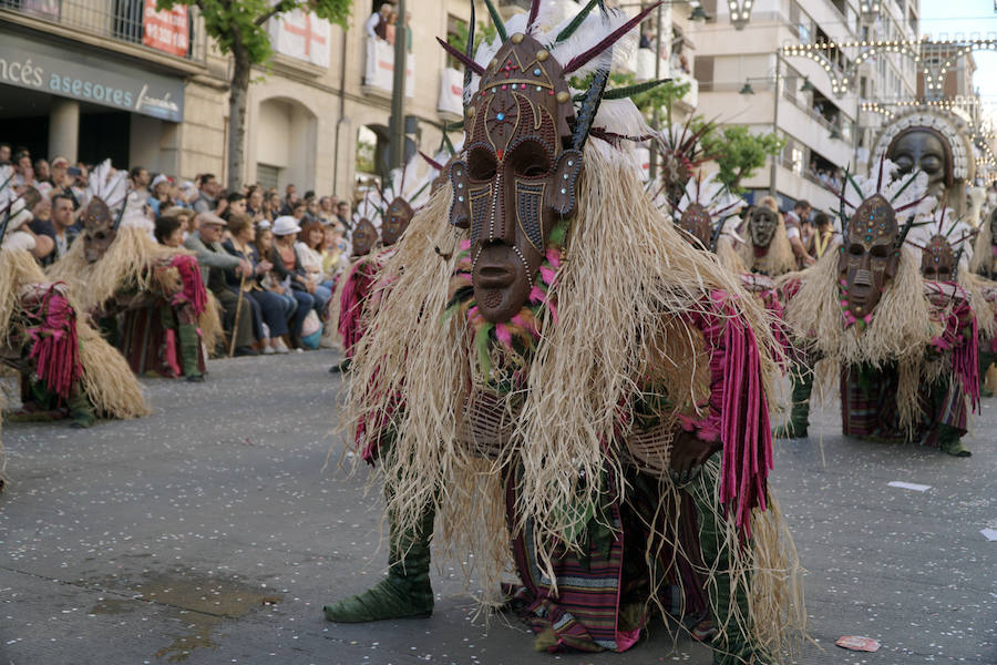 Las Fiestas de Moros y Cristianos en honor a San Jorge están declaradas de Interés Turístico Internacional desde 1980, y consideradas como la cuna de cuantas se celebran a lo largo y ancho de la Comunidad Valenciana. Conmemoran los hechos históricos que tuvieron lugar en 1276, relacionados con las sublevaciones de los musulmanes que habitaban la zona y que dieron origen al patronazgo de San Jorge, al que la tradición atribuye su intervención en defensa de los nuevos pobladores, con ocasión del ataque que sufrieron y en cuya batalla murió el caudillo Al-Azraq.