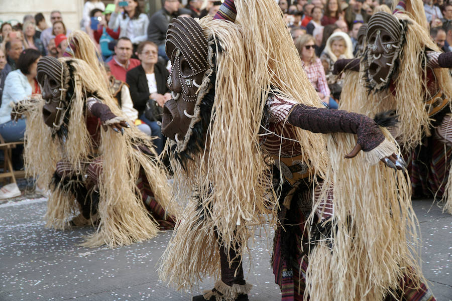 Las Fiestas de Moros y Cristianos en honor a San Jorge están declaradas de Interés Turístico Internacional desde 1980, y consideradas como la cuna de cuantas se celebran a lo largo y ancho de la Comunidad Valenciana. Conmemoran los hechos históricos que tuvieron lugar en 1276, relacionados con las sublevaciones de los musulmanes que habitaban la zona y que dieron origen al patronazgo de San Jorge, al que la tradición atribuye su intervención en defensa de los nuevos pobladores, con ocasión del ataque que sufrieron y en cuya batalla murió el caudillo Al-Azraq.