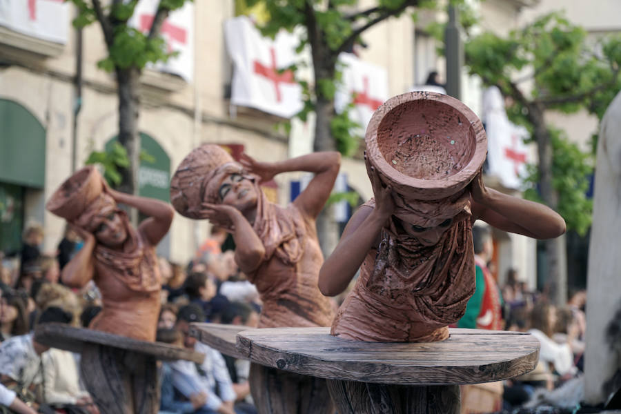 Las Fiestas de Moros y Cristianos en honor a San Jorge están declaradas de Interés Turístico Internacional desde 1980, y consideradas como la cuna de cuantas se celebran a lo largo y ancho de la Comunidad Valenciana. Conmemoran los hechos históricos que tuvieron lugar en 1276, relacionados con las sublevaciones de los musulmanes que habitaban la zona y que dieron origen al patronazgo de San Jorge, al que la tradición atribuye su intervención en defensa de los nuevos pobladores, con ocasión del ataque que sufrieron y en cuya batalla murió el caudillo Al-Azraq.