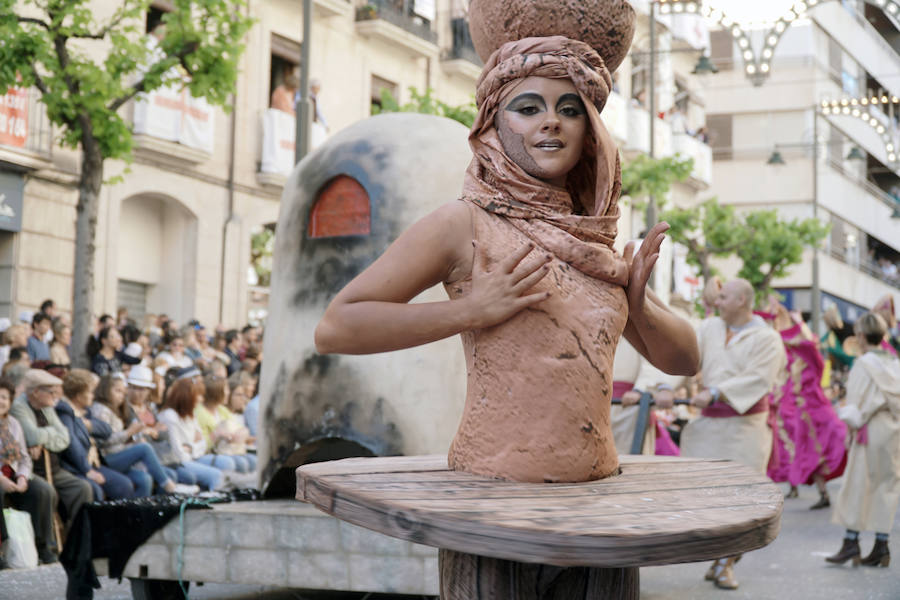 Las Fiestas de Moros y Cristianos en honor a San Jorge están declaradas de Interés Turístico Internacional desde 1980, y consideradas como la cuna de cuantas se celebran a lo largo y ancho de la Comunidad Valenciana. Conmemoran los hechos históricos que tuvieron lugar en 1276, relacionados con las sublevaciones de los musulmanes que habitaban la zona y que dieron origen al patronazgo de San Jorge, al que la tradición atribuye su intervención en defensa de los nuevos pobladores, con ocasión del ataque que sufrieron y en cuya batalla murió el caudillo Al-Azraq.