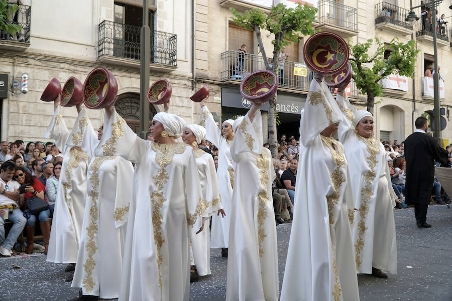 Las Fiestas de Moros y Cristianos en honor a San Jorge están declaradas de Interés Turístico Internacional desde 1980, y consideradas como la cuna de cuantas se celebran a lo largo y ancho de la Comunidad Valenciana. Conmemoran los hechos históricos que tuvieron lugar en 1276, relacionados con las sublevaciones de los musulmanes que habitaban la zona y que dieron origen al patronazgo de San Jorge, al que la tradición atribuye su intervención en defensa de los nuevos pobladores, con ocasión del ataque que sufrieron y en cuya batalla murió el caudillo Al-Azraq.