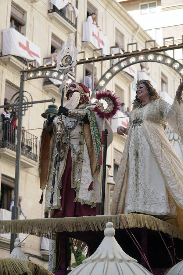 Las Fiestas de Moros y Cristianos en honor a San Jorge están declaradas de Interés Turístico Internacional desde 1980, y consideradas como la cuna de cuantas se celebran a lo largo y ancho de la Comunidad Valenciana. Conmemoran los hechos históricos que tuvieron lugar en 1276, relacionados con las sublevaciones de los musulmanes que habitaban la zona y que dieron origen al patronazgo de San Jorge, al que la tradición atribuye su intervención en defensa de los nuevos pobladores, con ocasión del ataque que sufrieron y en cuya batalla murió el caudillo Al-Azraq.