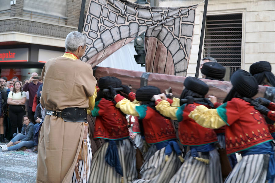 Las Fiestas de Moros y Cristianos en honor a San Jorge están declaradas de Interés Turístico Internacional desde 1980, y consideradas como la cuna de cuantas se celebran a lo largo y ancho de la Comunidad Valenciana. Conmemoran los hechos históricos que tuvieron lugar en 1276, relacionados con las sublevaciones de los musulmanes que habitaban la zona y que dieron origen al patronazgo de San Jorge, al que la tradición atribuye su intervención en defensa de los nuevos pobladores, con ocasión del ataque que sufrieron y en cuya batalla murió el caudillo Al-Azraq.