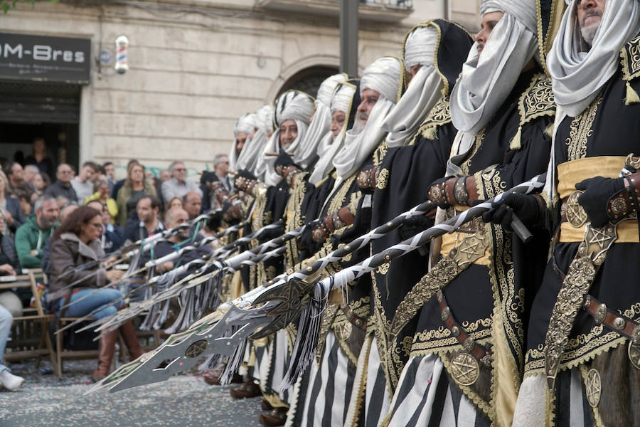 Las Fiestas de Moros y Cristianos en honor a San Jorge están declaradas de Interés Turístico Internacional desde 1980, y consideradas como la cuna de cuantas se celebran a lo largo y ancho de la Comunidad Valenciana. Conmemoran los hechos históricos que tuvieron lugar en 1276, relacionados con las sublevaciones de los musulmanes que habitaban la zona y que dieron origen al patronazgo de San Jorge, al que la tradición atribuye su intervención en defensa de los nuevos pobladores, con ocasión del ataque que sufrieron y en cuya batalla murió el caudillo Al-Azraq.