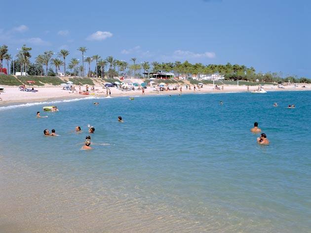 Fora Forat, en Vinaròs, fue la única playa que sumó bandera azul en la provincia de Castellón el año pasado. Situada al norte de la playa Fortí, más modesta pero de excepcionales arenas, dispone de excelentes zonas de aparcamiento y todos los servicios para una jornada de baño y sol completa.