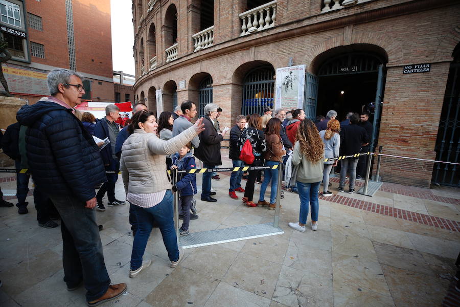 El cantante Bob Dylan ha encandilado a sus fans más incondicionales en Valencia. Los asistentes han vivido una noche muy especial que marca el final de la gira 'Never Ending Tour' a su paso por España. El artista de Minnesota ha desplegado su repertorio musical en un concierto en el que no se ha autorizado la toma de fotografías. 