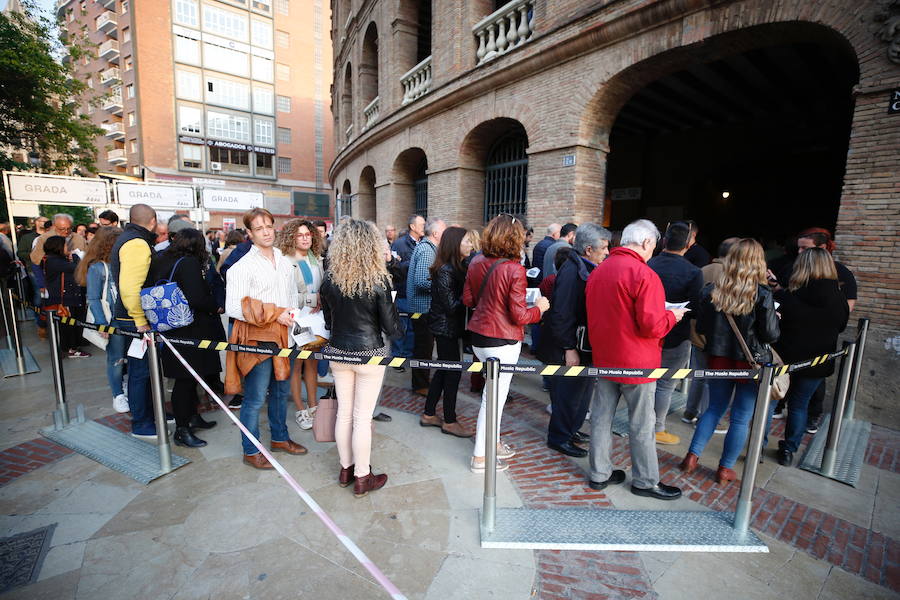 El cantante Bob Dylan ha encandilado a sus fans más incondicionales en Valencia. Los asistentes han vivido una noche muy especial que marca el final de la gira 'Never Ending Tour' a su paso por España. El artista de Minnesota ha desplegado su repertorio musical en un concierto en el que no se ha autorizado la toma de fotografías. 