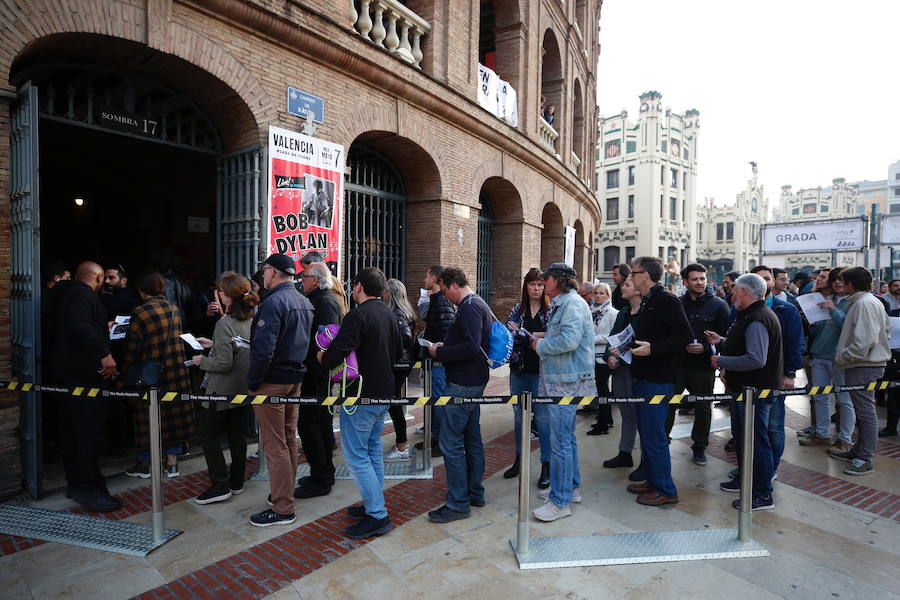 El cantante Bob Dylan ha encandilado a sus fans más incondicionales en Valencia. Los asistentes han vivido una noche muy especial que marca el final de la gira 'Never Ending Tour' a su paso por España. El artista de Minnesota ha desplegado su repertorio musical en un concierto en el que no se ha autorizado la toma de fotografías. 