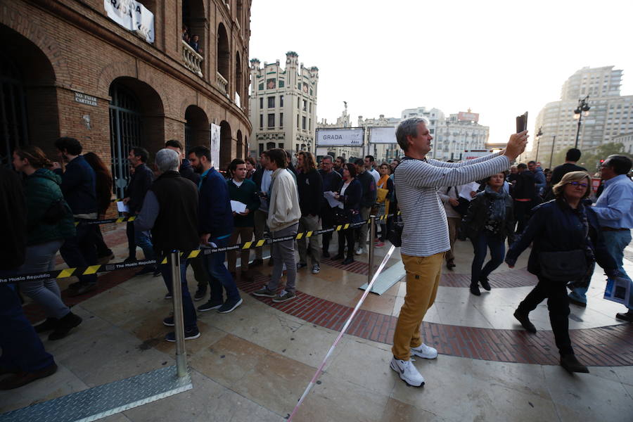 El cantante Bob Dylan ha encandilado a sus fans más incondicionales en Valencia. Los asistentes han vivido una noche muy especial que marca el final de la gira 'Never Ending Tour' a su paso por España. El artista de Minnesota ha desplegado su repertorio musical en un concierto en el que no se ha autorizado la toma de fotografías. 