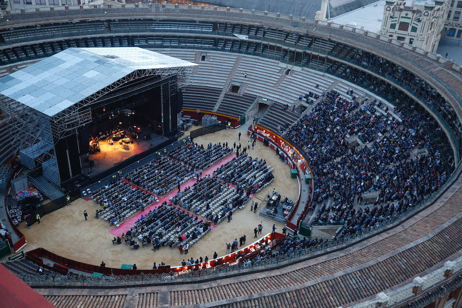 El cantante Bob Dylan ha encandilado a sus fans más incondicionales en Valencia. Los asistentes han vivido una noche muy especial que marca el final de la gira 'Never Ending Tour' a su paso por España. El artista de Minnesota ha desplegado su repertorio musical en un concierto en el que no se ha autorizado la toma de fotografías. 