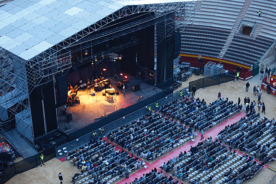 El cantante Bob Dylan ha encandilado a sus fans más incondicionales en Valencia. Los asistentes han vivido una noche muy especial que marca el final de la gira 'Never Ending Tour' a su paso por España. El artista de Minnesota ha desplegado su repertorio musical en un concierto en el que no se ha autorizado la toma de fotografías. 