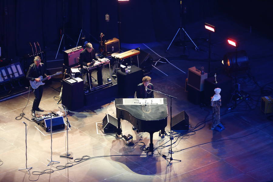 El cantante Bob Dylan ha encandilado a sus fans más incondicionales en Valencia. Los asistentes han vivido una noche muy especial que marca el final de la gira 'Never Ending Tour' a su paso por España. El artista de Minnesota ha desplegado su repertorio musical en un concierto en el que no se ha autorizado la toma de fotografías. 