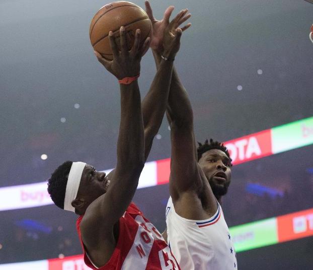 Embiid tapona a Siakam en el cuarto partido de la semifinal de la Conferencia Este. 