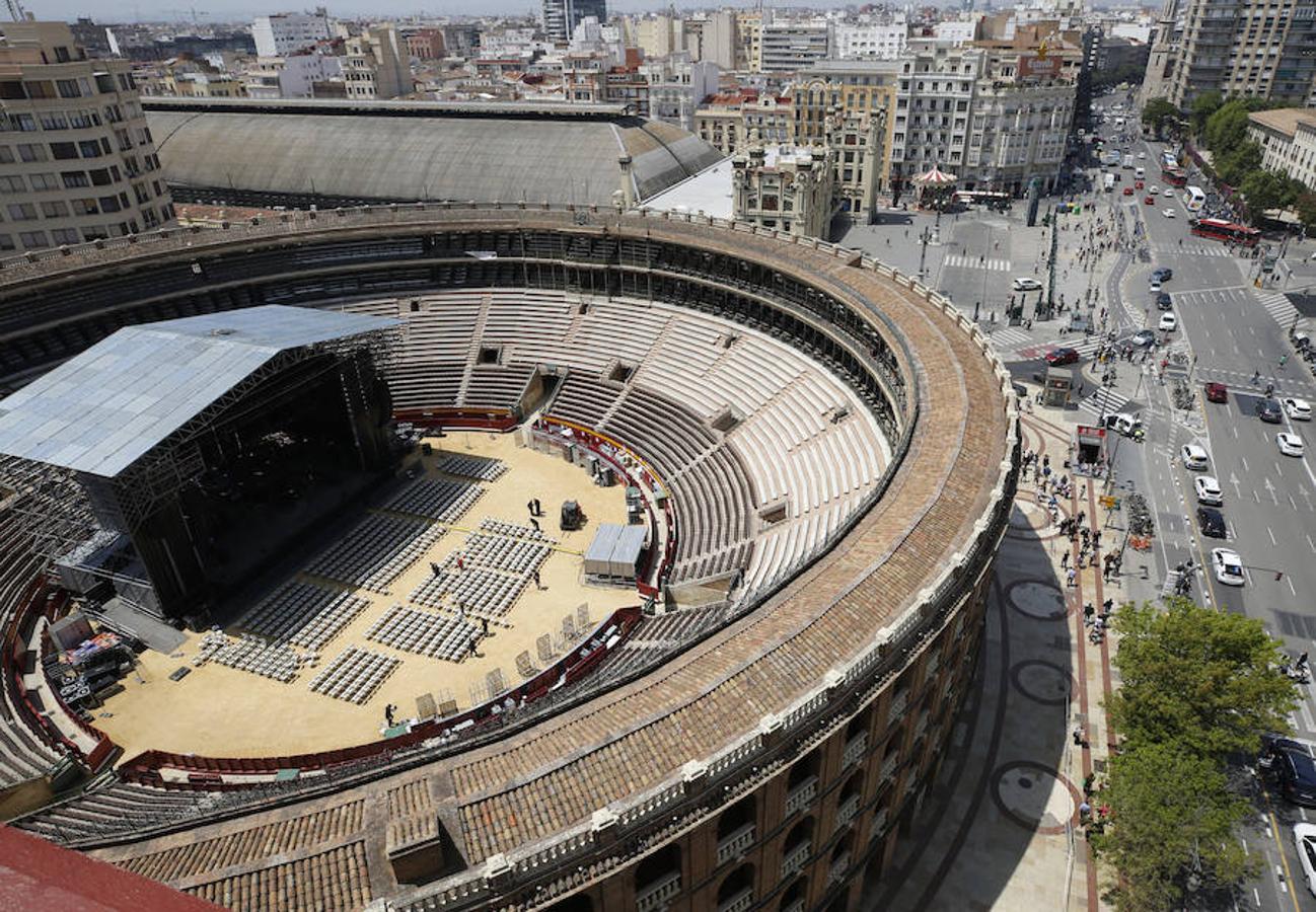 La gira 'Never Ending Tour' cierra esta noche su periplo español en Valencia y desde primera hora de la mañana los operarios trabajan en la plaza de toros de Valencia.