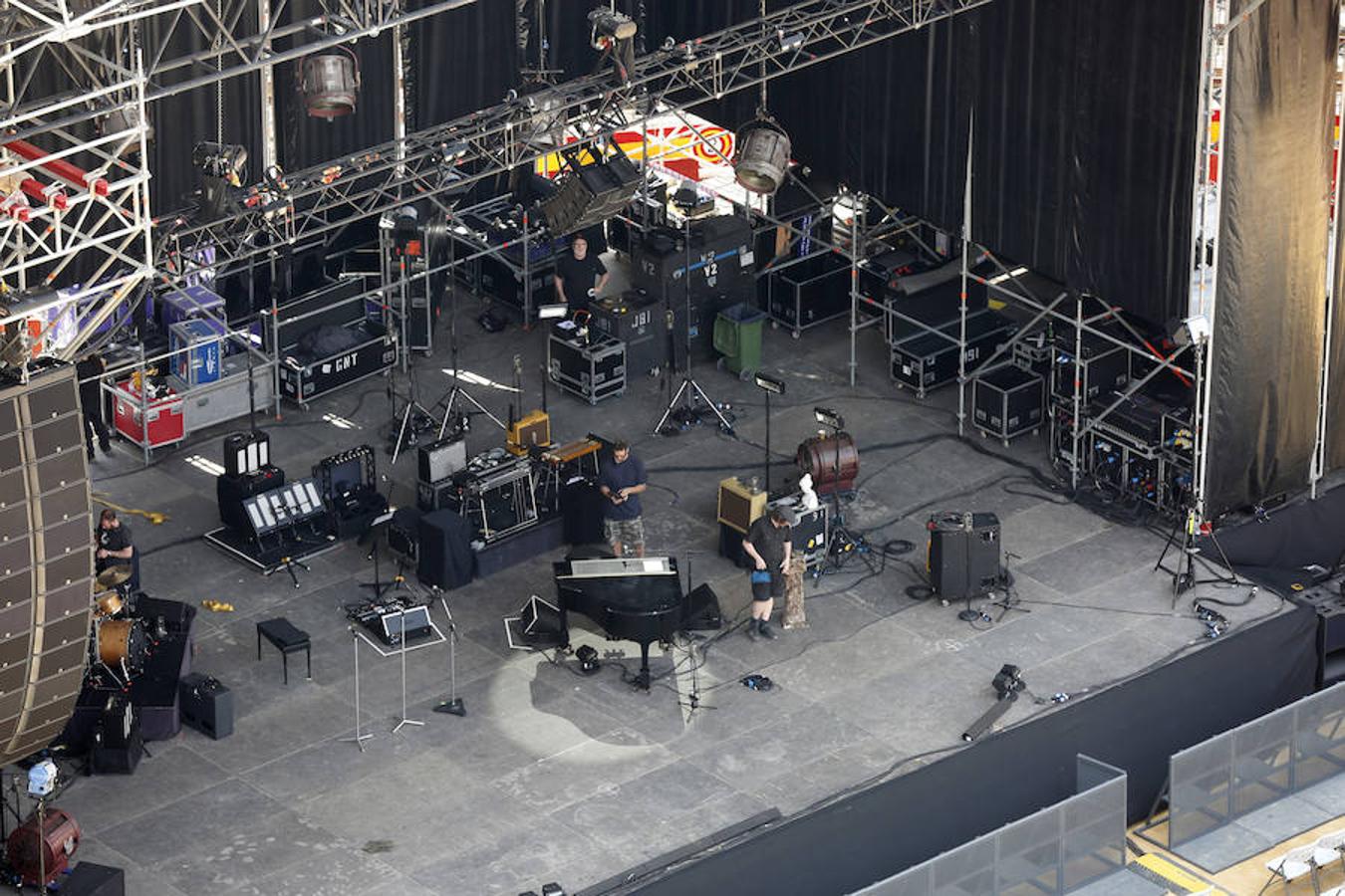 La gira 'Never Ending Tour' cierra esta noche su periplo español en Valencia y desde primera hora de la mañana los operarios trabajan en la plaza de toros de Valencia.