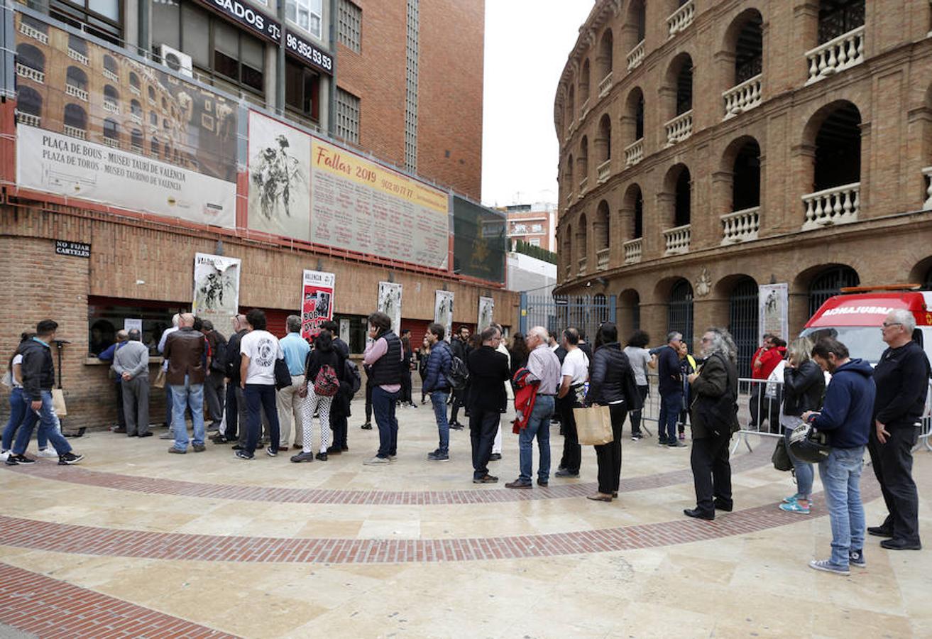 La gira 'Never Ending Tour' cierra esta noche su periplo español en Valencia y desde primera hora de la mañana los operarios trabajan en la plaza de toros de Valencia.