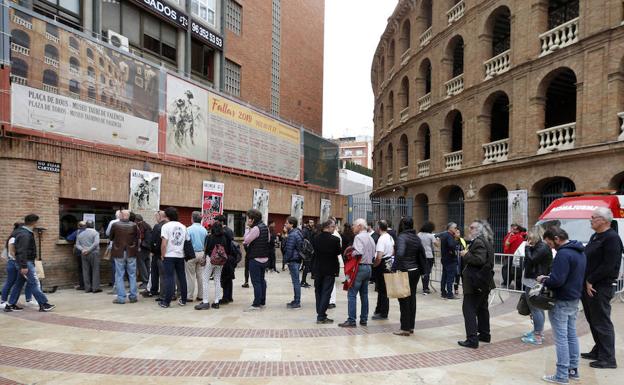 Ambiente en los accesos y taquillas de la Plaza de Toros antes del concierto de Bob Dylan. JESÚS SIGNES