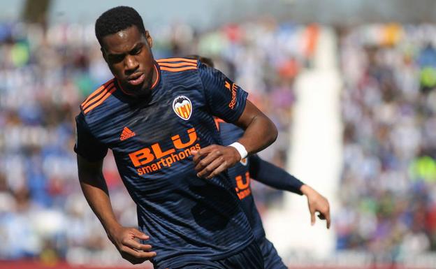 Kondogbia durante un partido del Valencia CF.