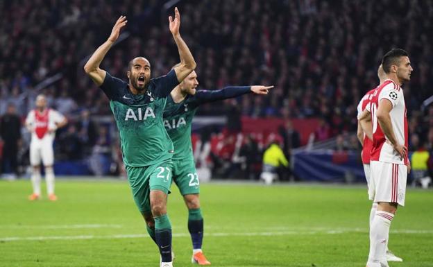 Lucas Moura celebra uno de sus tres goles. 