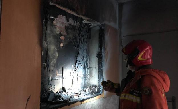 Rescatadas una madre y su bebé de un incendio en un edificio de Paterna