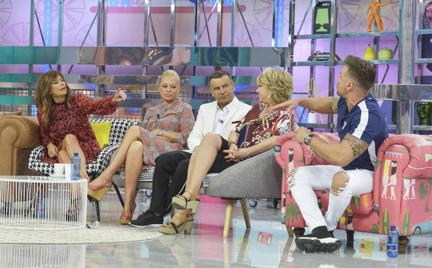 En abril de 2009 Telecinco estrenó 'Sálvame', un programa del corazón sobre el que Jorge Javier Vázquez ya advirtió a la audiencia: “llegamos para quedarnos mucho tiempo, de aquí a la eternidad, así que hágannos caso”. Y así fue. Diez años después, el espacio reina las tardes de la cadena como el más visto de la televisión en su franja horaria. Por sus sillas han pasado colaboradores de la talla de Jimmy Giménez Arnau o Karmele Marchante y personajes del mundo del corazón como Rosa Benito o Terelu Campos (recientemente ha abandonado el programa). Así están en la actualidad los colaboradores que capitanean 'Sálvame'.