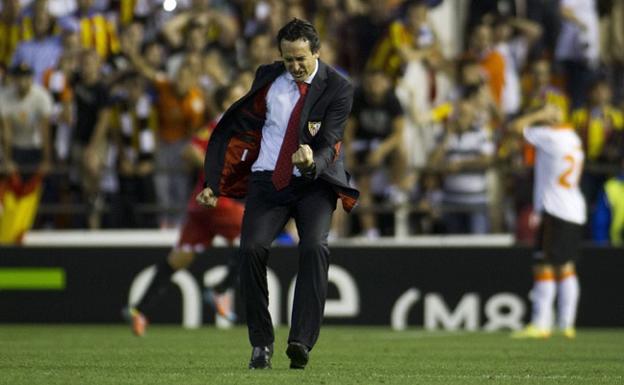 Unai Emery, celebrando el gol del Sevilla en el minuto 94, dentro del campo en Mestalla.