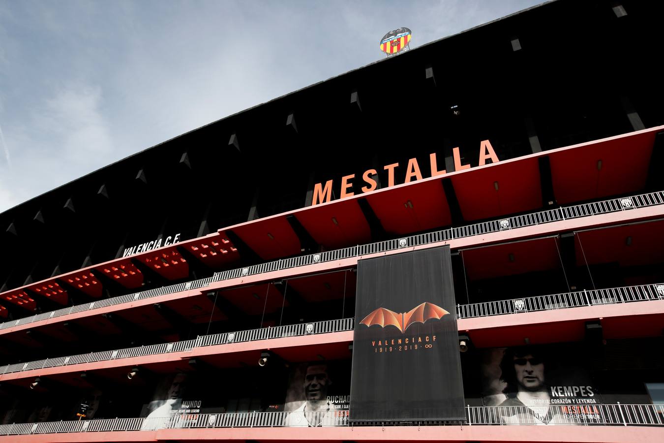 El Arsenal ha aterrizado en Valencia este miércoles y se ha entrenado esta tarde en Mestalla de cara al partido de vuelta de la semifinal de la UEFA Europa League 2018-2019. Marcelino y Gayà por un lado y Unai Emery y Petr Cech por otro han protagonizado las ruedas de prensa previas al choque.