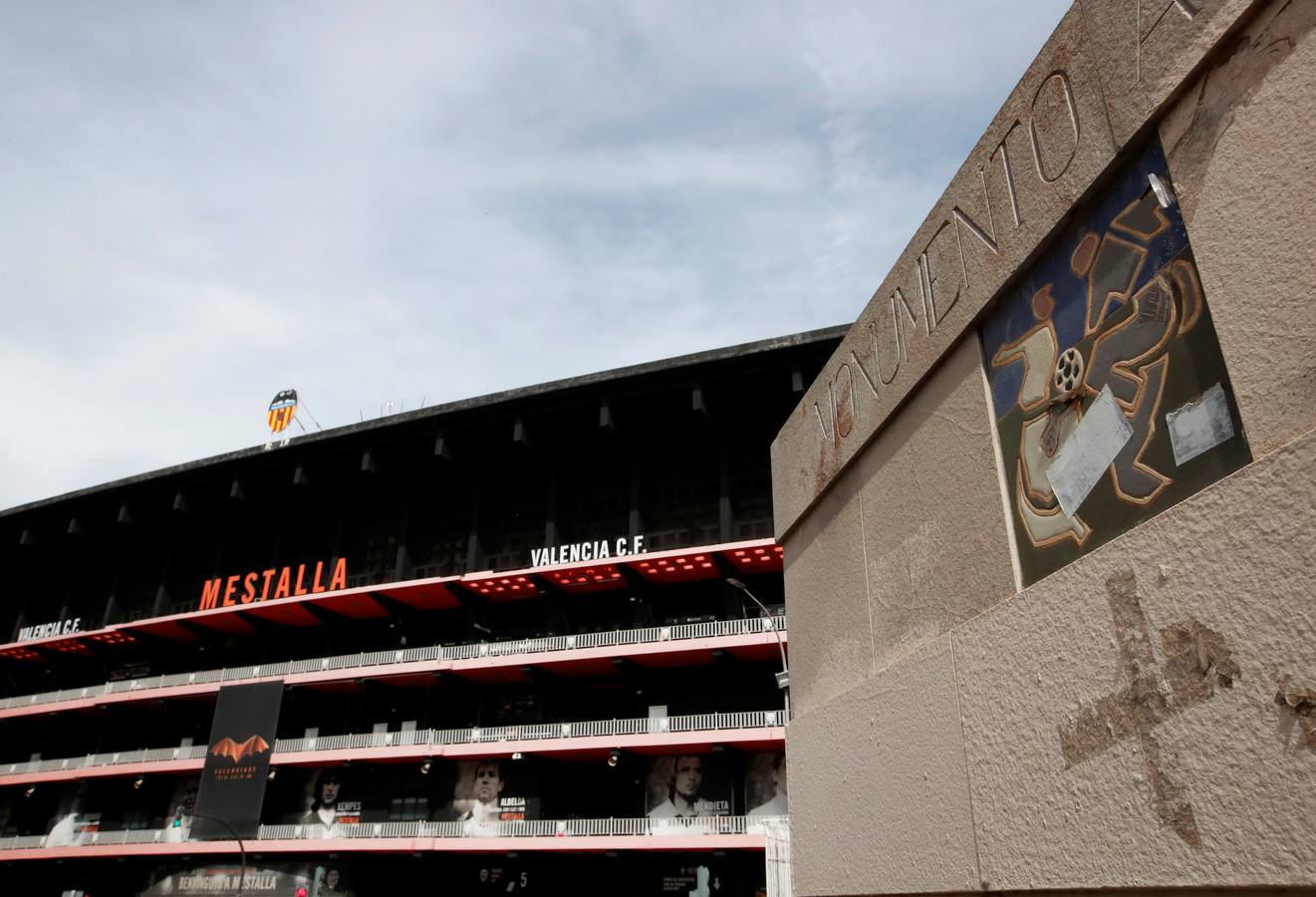 El Arsenal ha aterrizado en Valencia este miércoles y se ha entrenado esta tarde en Mestalla de cara al partido de vuelta de la semifinal de la UEFA Europa League 2018-2019. Marcelino y Gayà por un lado y Unai Emery y Petr Cech por otro han protagonizado las ruedas de prensa previas al choque.