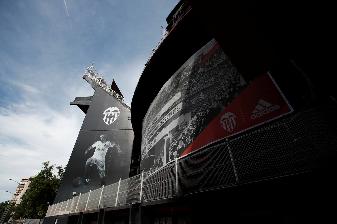 El Arsenal ha aterrizado en Valencia este miércoles y se ha entrenado esta tarde en Mestalla de cara al partido de vuelta de la semifinal de la UEFA Europa League 2018-2019. Marcelino y Gayà por un lado y Unai Emery y Petr Cech por otro han protagonizado las ruedas de prensa previas al choque.