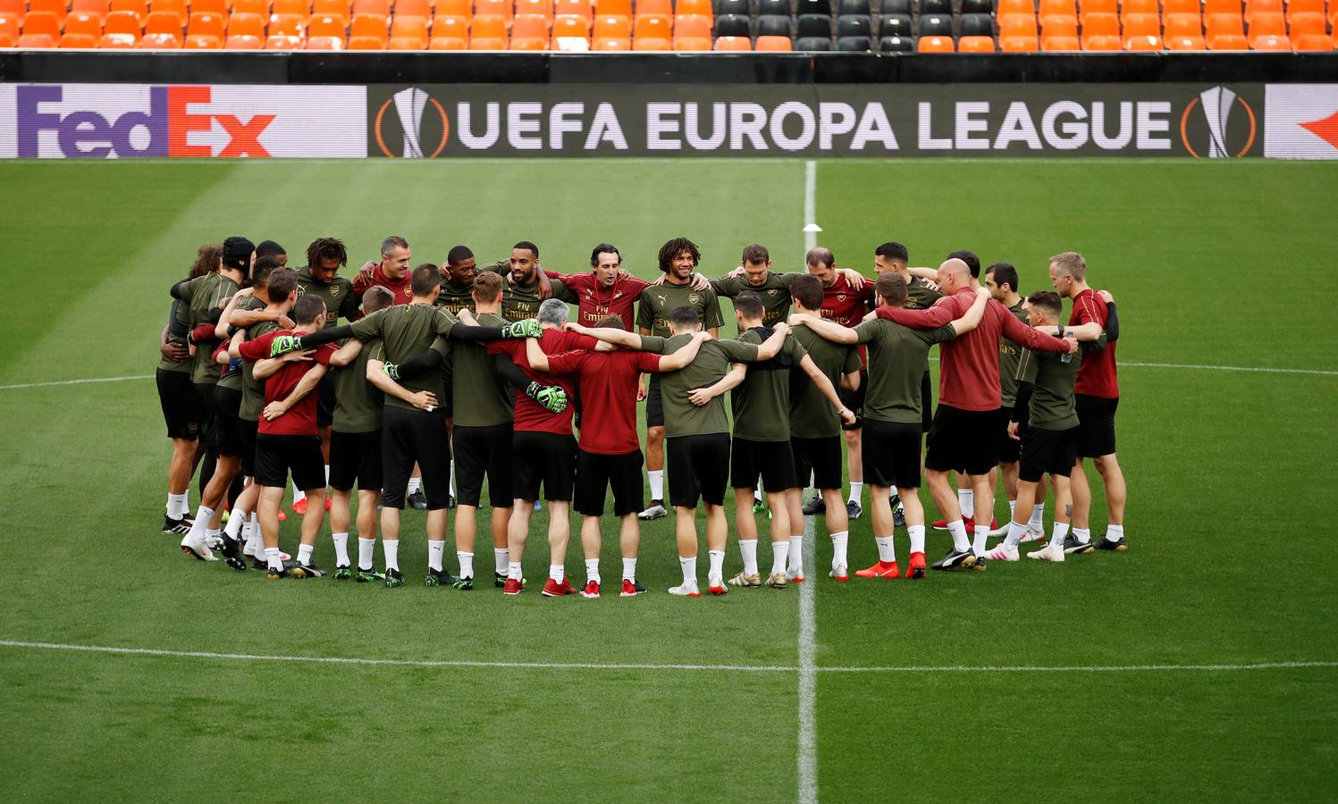 El Arsenal ha aterrizado en Valencia este miércoles y se ha entrenado esta tarde en Mestalla de cara al partido de vuelta de la semifinal de la UEFA Europa League 2018-2019. Marcelino y Gayà por un lado y Unai Emery y Petr Cech por otro han protagonizado las ruedas de prensa previas al choque.