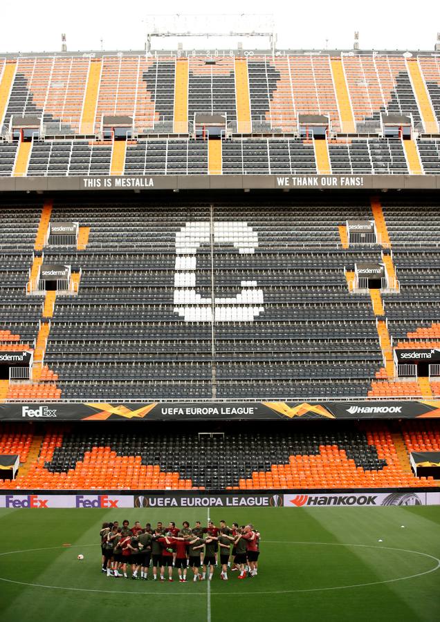 El Arsenal ha aterrizado en Valencia este miércoles y se ha entrenado esta tarde en Mestalla de cara al partido de vuelta de la semifinal de la UEFA Europa League 2018-2019. Marcelino y Gayà por un lado y Unai Emery y Petr Cech por otro han protagonizado las ruedas de prensa previas al choque.