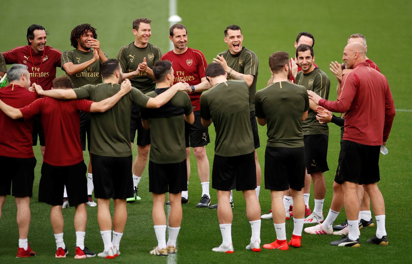 El Arsenal ha aterrizado en Valencia este miércoles y se ha entrenado esta tarde en Mestalla de cara al partido de vuelta de la semifinal de la UEFA Europa League 2018-2019. Marcelino y Gayà por un lado y Unai Emery y Petr Cech por otro han protagonizado las ruedas de prensa previas al choque.