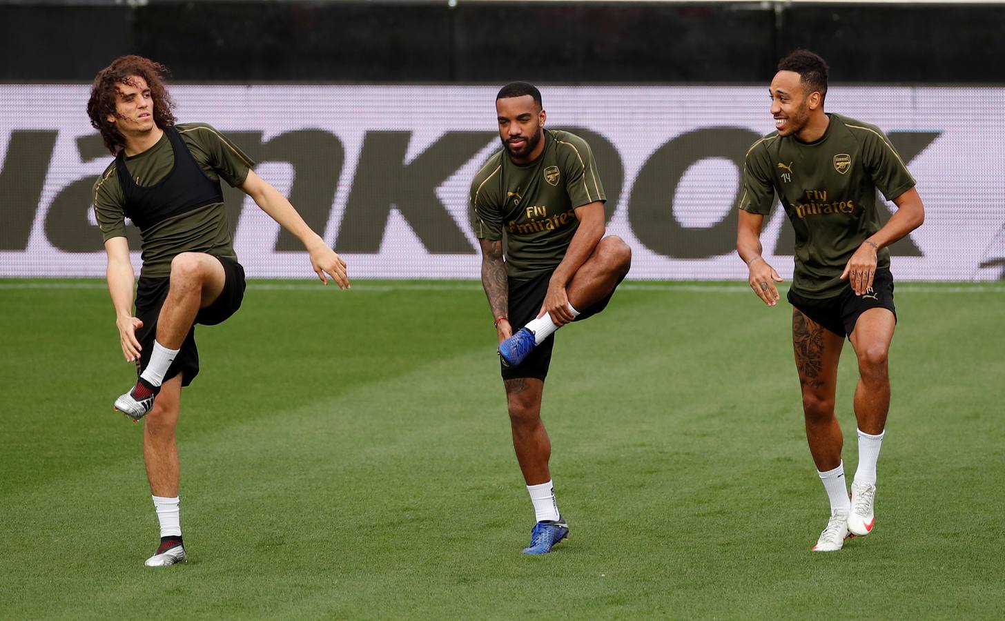 El Arsenal ha aterrizado en Valencia este miércoles y se ha entrenado esta tarde en Mestalla de cara al partido de vuelta de la semifinal de la UEFA Europa League 2018-2019. Marcelino y Gayà por un lado y Unai Emery y Petr Cech por otro han protagonizado las ruedas de prensa previas al choque.