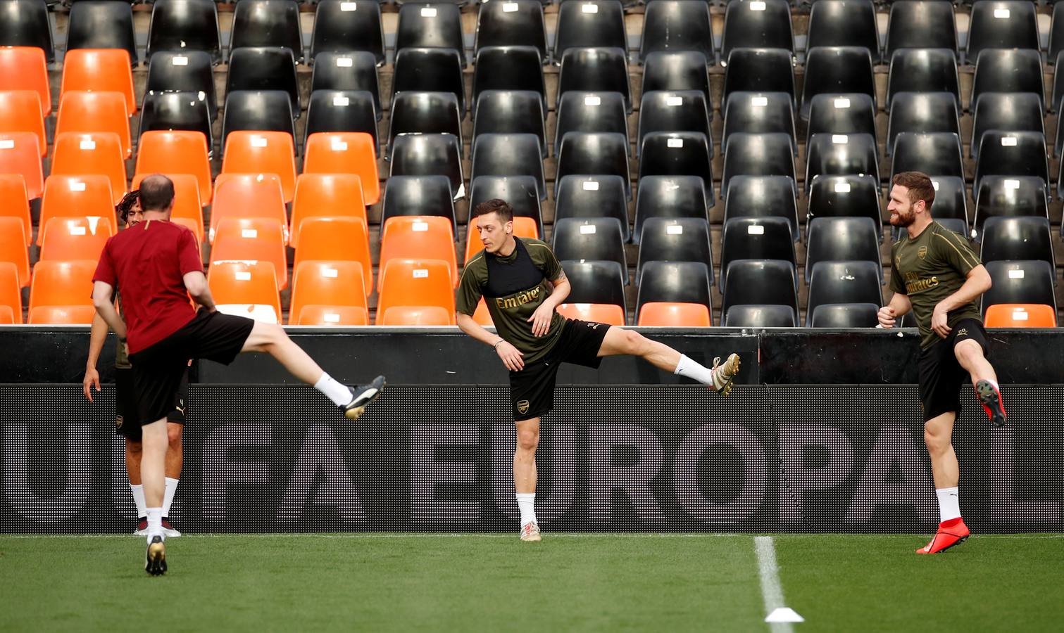 El Arsenal ha aterrizado en Valencia este miércoles y se ha entrenado esta tarde en Mestalla de cara al partido de vuelta de la semifinal de la UEFA Europa League 2018-2019. Marcelino y Gayà por un lado y Unai Emery y Petr Cech por otro han protagonizado las ruedas de prensa previas al choque.